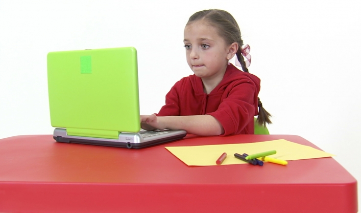 Criança em frente ao computador: pausa faz toda a diferença!